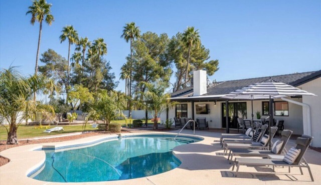 Beautiful 4BD/2BA Hilltop Oasis