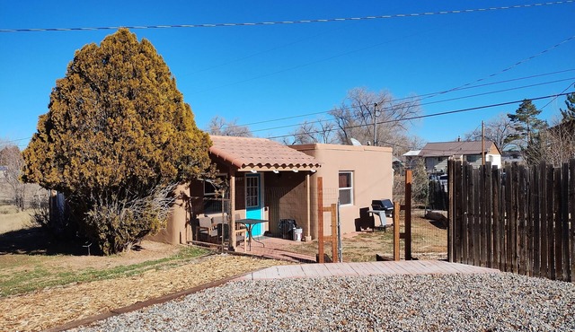 Beautiful adobe style house with yard and parking in town Cortez – Adobe CoCo