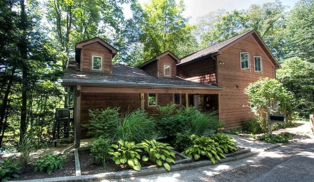 Beautiful Cabin with Hot Tub Surrounded by Trees in Confluence, Pennsylvania