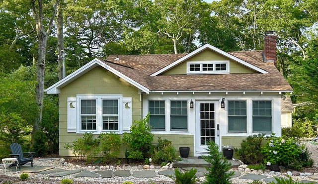 Beautiful charming 1930s fully renovated cottage walking distance to the beach!
