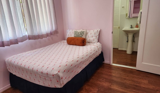 Beautiful & Convenient 1 Bedroom/living Room With Free Parking!