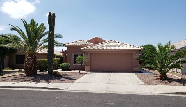 Beautiful Home with Private Pool and Tiki Bar. Close to Everything!