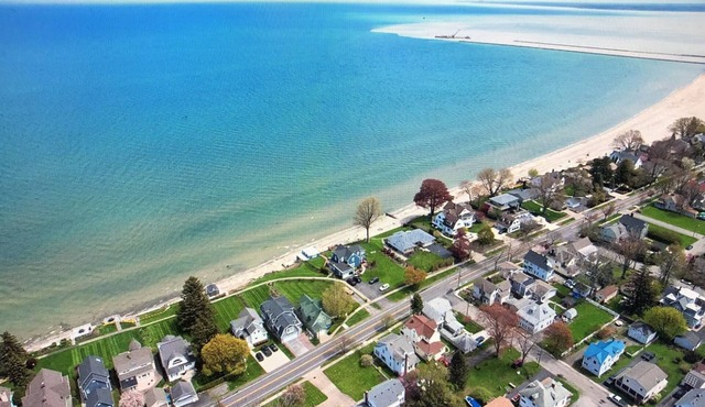 Beautiful Lake home-5 minute walk to the Public Beach Area,