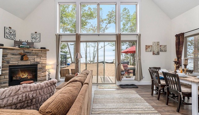 🐻 Beautiful Overlooking Shoreline 2bdr Chalet 18396