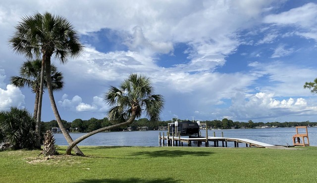 Beautiful Waterfront, Private Boat Dock, 10 min to beach, large family home.