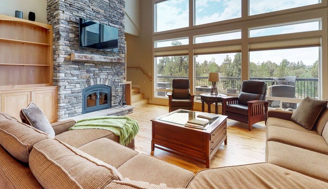 Bend Mountain View Retreat with Private Hot Tub - Spacious with Amazing Views!