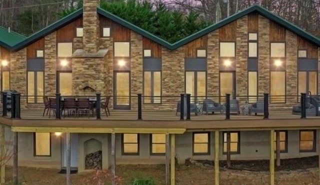 🏞️ Berkeley Springs Luxury Cabin ✨ Hot Tub w Views ♨️ Fire Pit 🔥 Pool Table 🎱 in Berkeley Springs