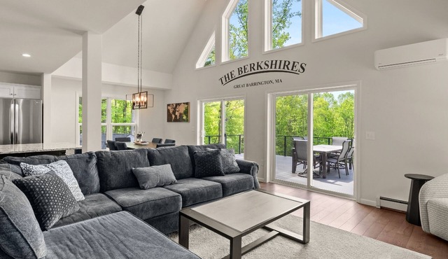 Berkshires Best/Large Deck with Hotub, Basement with Game room & Fitness room
