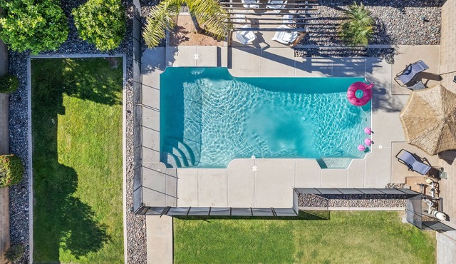 Best Location in Gilbert - Heated/cooled Pool, 4 Bedroom 'Plus'. TOP RATED!
