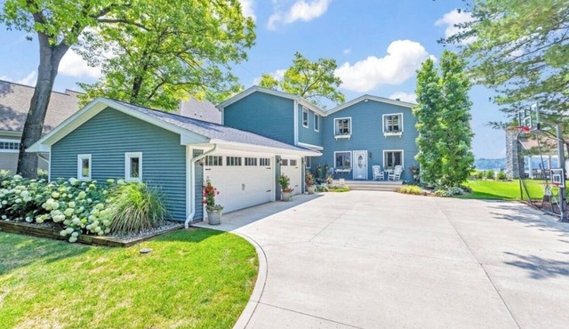 Big Blue Haven -Lakefront Sleeps 24