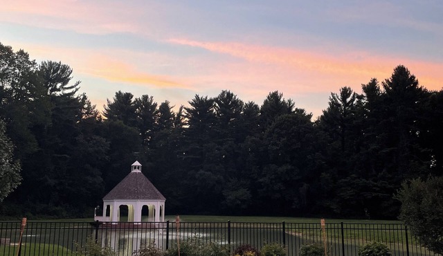 Blacksmith Lodge: Elegance & Charm on The Morris EstatenNiles, Michigan