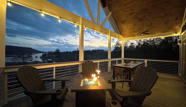 "Blue w/a View"" Luxury home w/pool, fire pit, private hot tub, kayaks & more!
