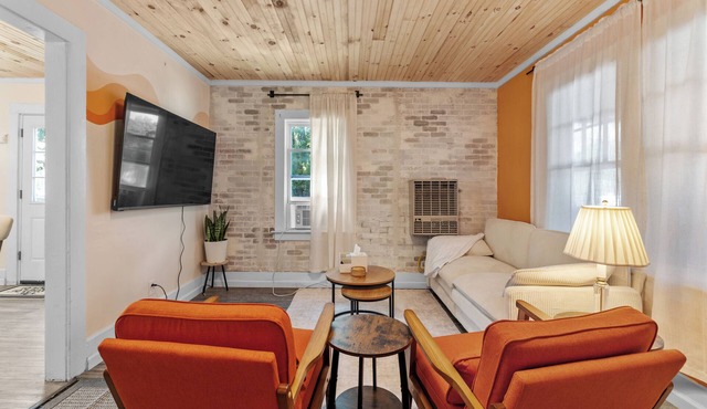 Boho Chic Retreat - King & Queen Bed - Near Lake & Downtown