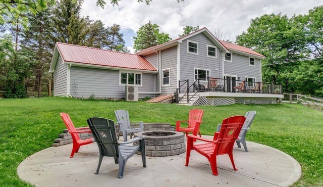 Boondock Retreat, pet friendly 4 bedroom home with EV charger