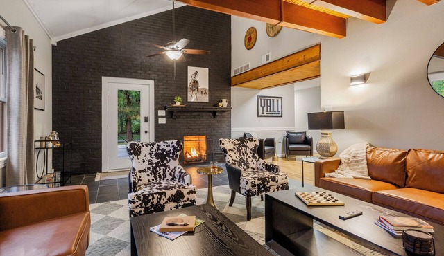 Bourbon Trail Cabin-Sleeps 10-Hot Tub, Firepit by Iconiq Stays