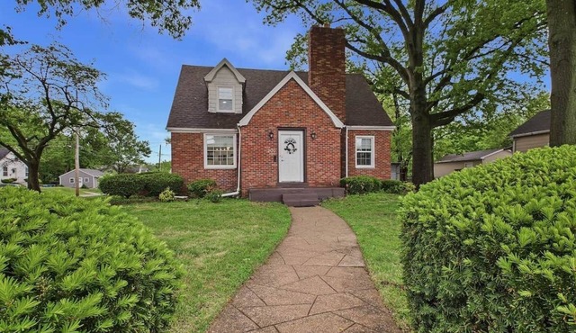 Brick B&B - 3Bed 2Full Bath! Downtown Edwardsville