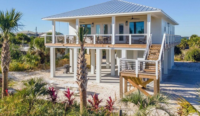 Bright and stylish beach house on Via De Luna/Close to the main beach area!