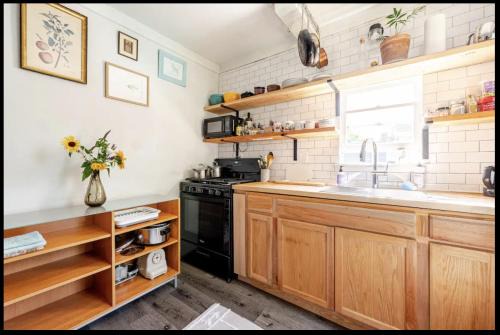 Bright Apt w additional room