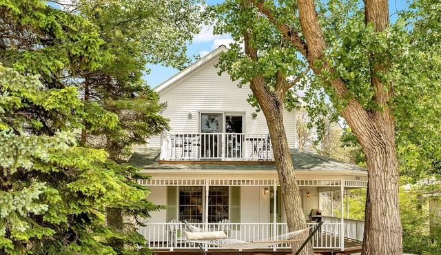 Bright & Beautiful - Family-Friendly, Newly Renovated, Steps to the Shore!