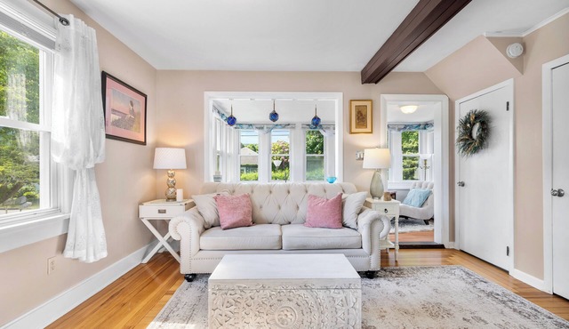 Bright & Cheerful Coastal Cottage for Multi-week & Monthly Stays