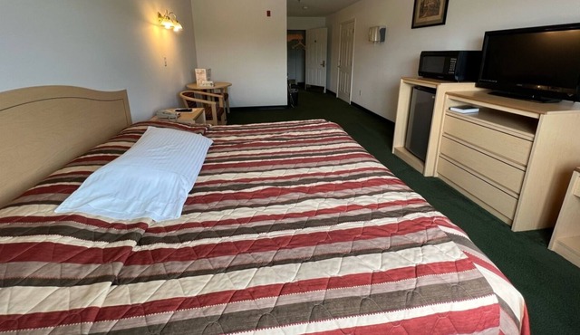 Bright Petite Double Queen Suite with Free Parking