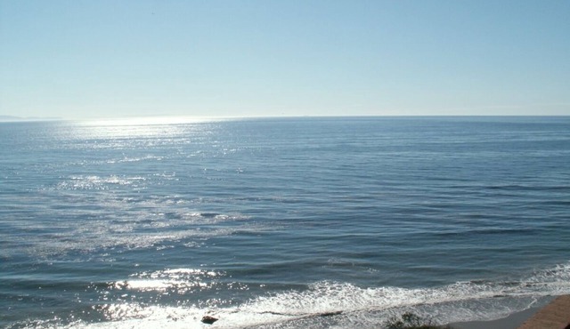 Bright, Sunny Oceanfront Beach Cottage in Santa Barbara!