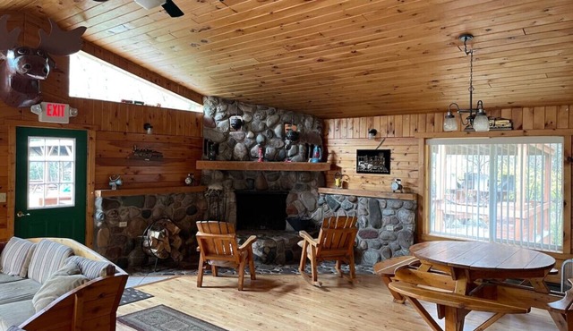 Brimley Lodge/Sleeps 36/Snowmobile & ORV Trail