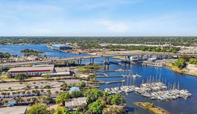 Bring the pups & boat! Historic 2 bed, 2.5 bath waterfront town-home with dock.
