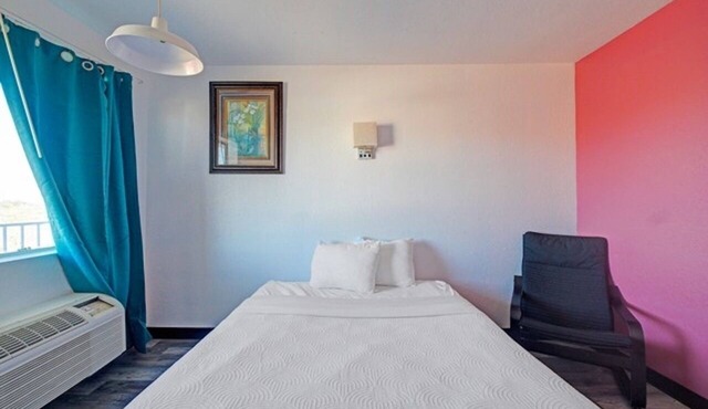 Budget-Friendly Room minutes to Shakespeare Ghost Town | Free Parking!