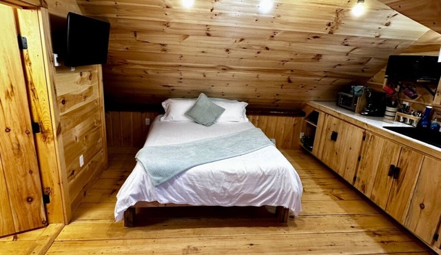 Cabin Style Studio Apt with Private Hot tub on 100 Acres Kayaks, Canoes & SUP