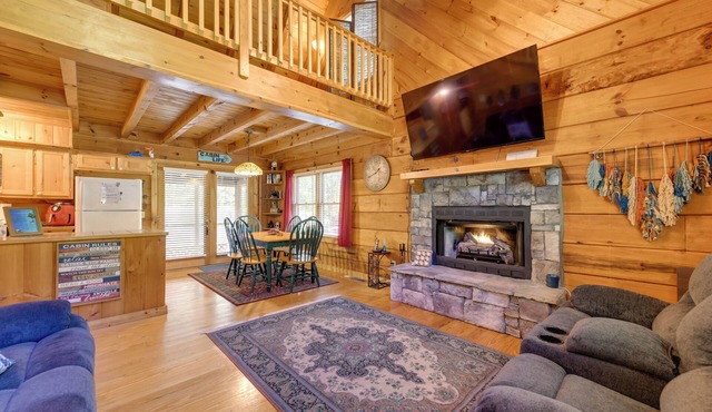 Cabin w/Hot Tub + Fishing Pond in Del Rio!