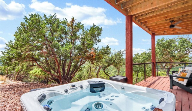 Canyon Lake Tree House: Modern 2BR Luxury w/Hot Tub, Decks & Stunning Views