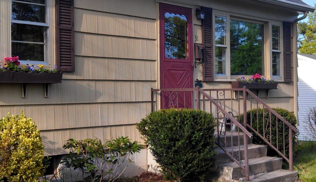 Cape Cod home in great location! Walk to downtown