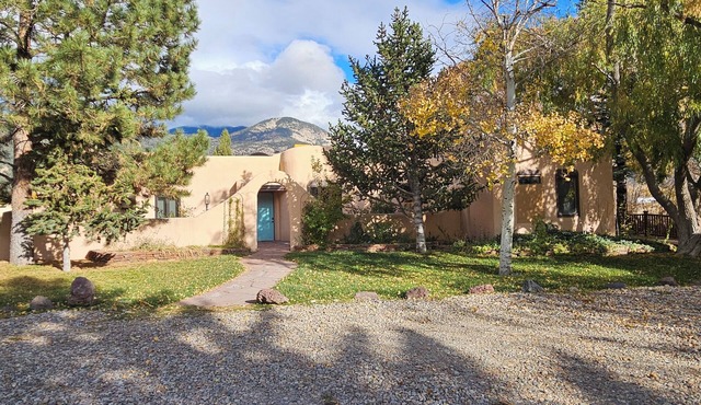 Casa Bella Compound- private yard- stream gourmet kitchen high speed internet in Arroyo Seco