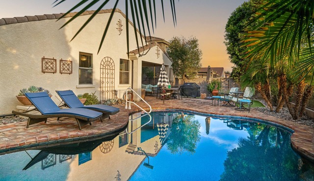 Casa de Stella Luna European Cottage with HEATED Pool in Power Ranch