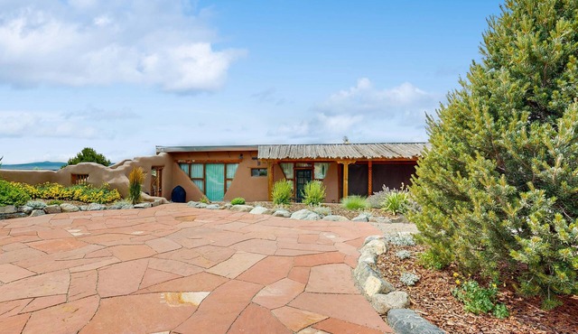 Casa de Taos - Adobe Retreat, Hot Tub & Mesa Views