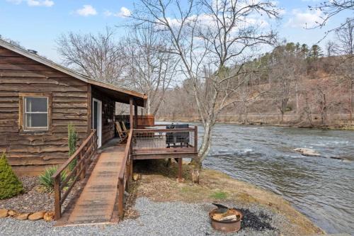Cast Away - Riverfront Cabin, Mountain Views, Fishing, and Hiking! in Sylva