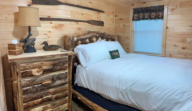 CEDAR COTTAGE - Lakefront on Thayer Lake in Alden with WiFi, AC