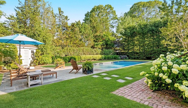 Cedar-shake Cottage, Heated pool and Gardens