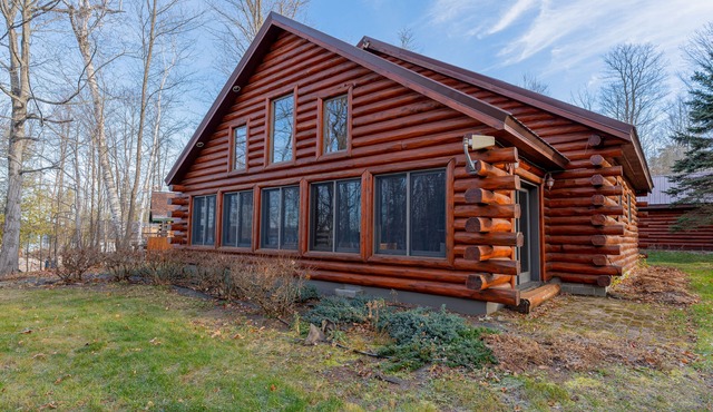 Cedars on South: Lakeside Living – Kayaks, Dock, and Stunning Views!
