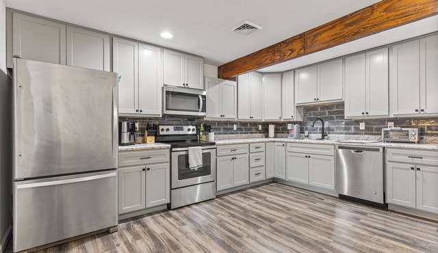 Central Festus Studio Apartment. Private Parking-Gigabit Wifi-Full Size Kitchen.