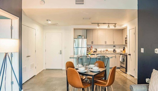 Central PHX Retreat | Pool, Gym, Balcony, Parking!