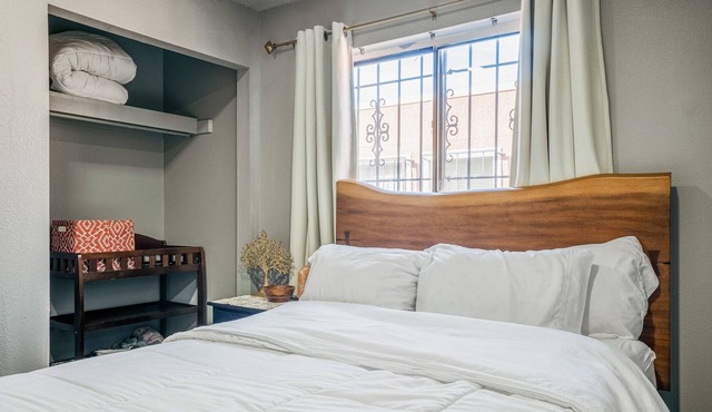 CENTRALLY LOCATED! Freshly renovated Luxe Stay w JettedTub by Uptown