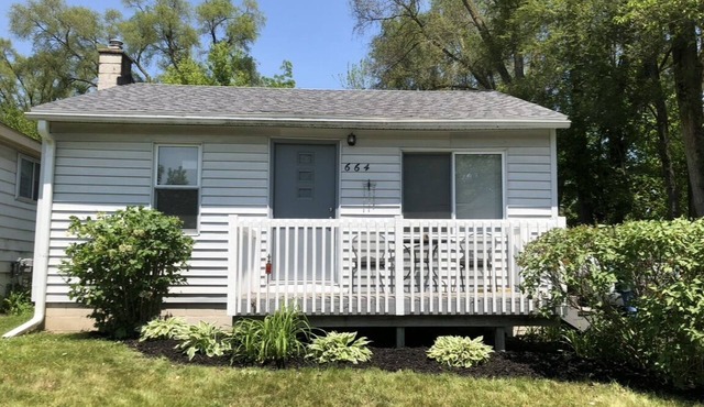 Charming 1-bedroom house with WiFi and AC in fabulous Wolverine Lake