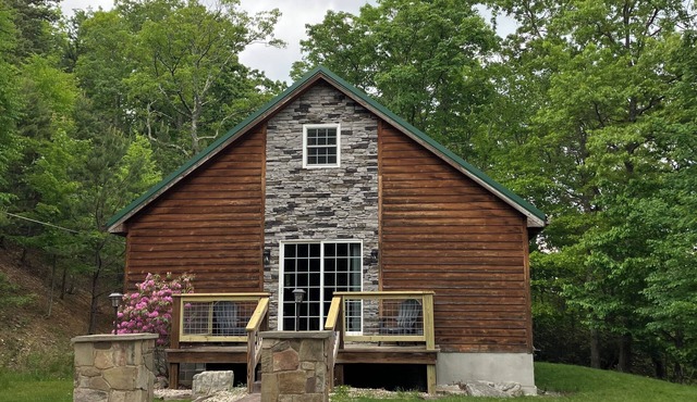 Charming 1-bedroom cabin in fabulous Franklin with AC, WiFi.