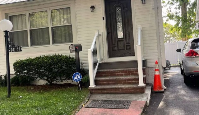Charming 1-bedroom in a private house in Queens with AC, WiFi. Enjoy your stay