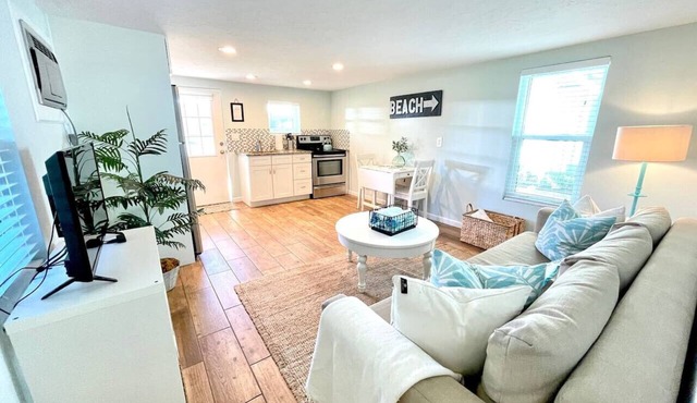 Charming 1BR Pinecraft Vibes, Beach Nearby
