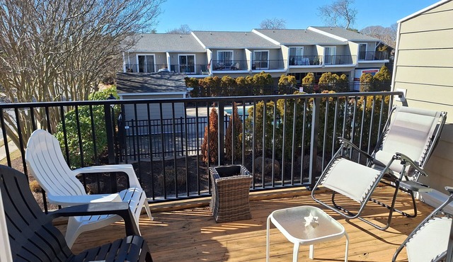 Charming 2-BD Townhome, POOL, SLEEPS 6 - short walk to town, beach & boardwalk