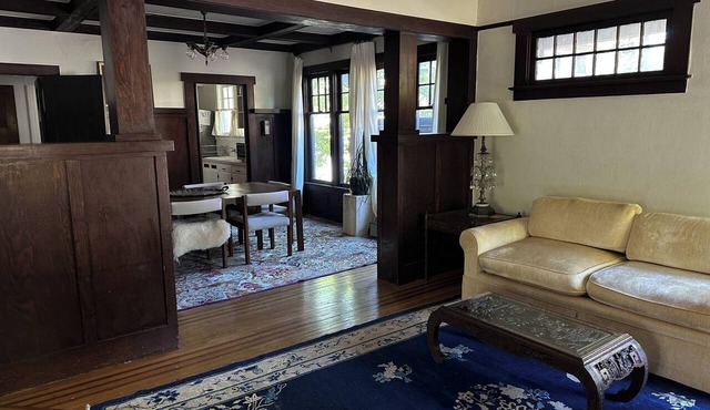 Charming 2 bed Craftsman in Upper Fremont, close to everything w/private garden in Seattle