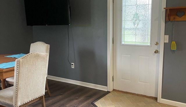 Charming 2-bedroom apartment in fabulous Hillsdale with WiFi, AC